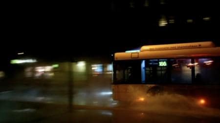 Här skenar bussen - upp på trottoaren