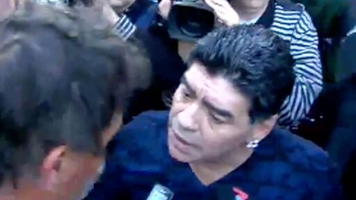 Här slår Maradona en Journalist