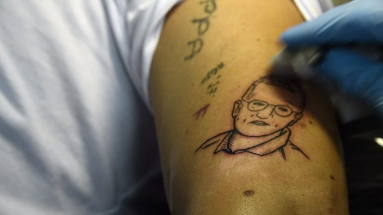 Här tatueras Anders Tegnells ansikte in på Gustavs arm