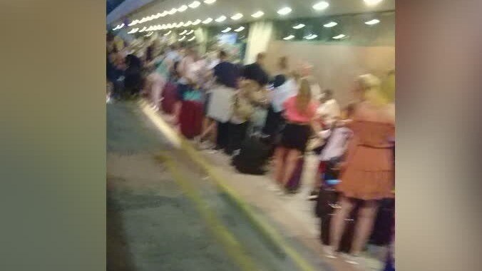 Se kaosscenerna på Rhodos flygplats – Carlos: ”Folk svimmade”