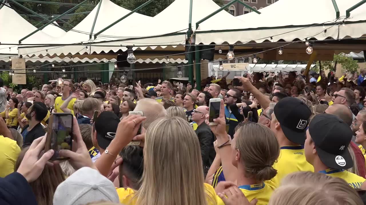 Se svenskarnas reaktioner efter segern