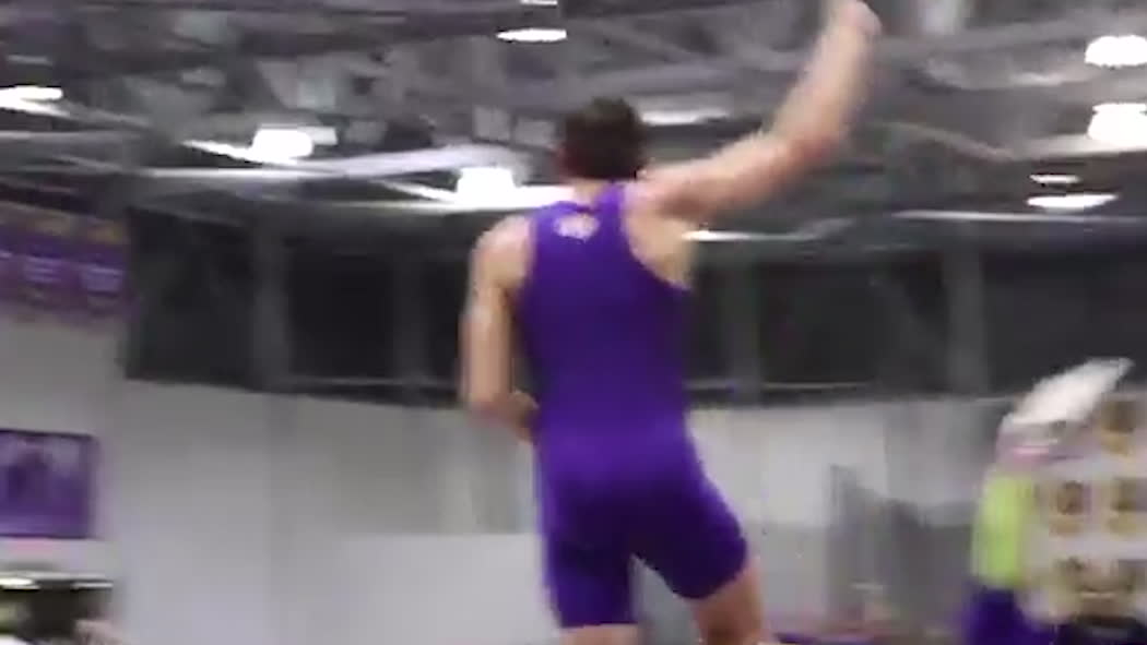 Här sätter Armand Duplantis nytt världsårsbästa i stavhopp