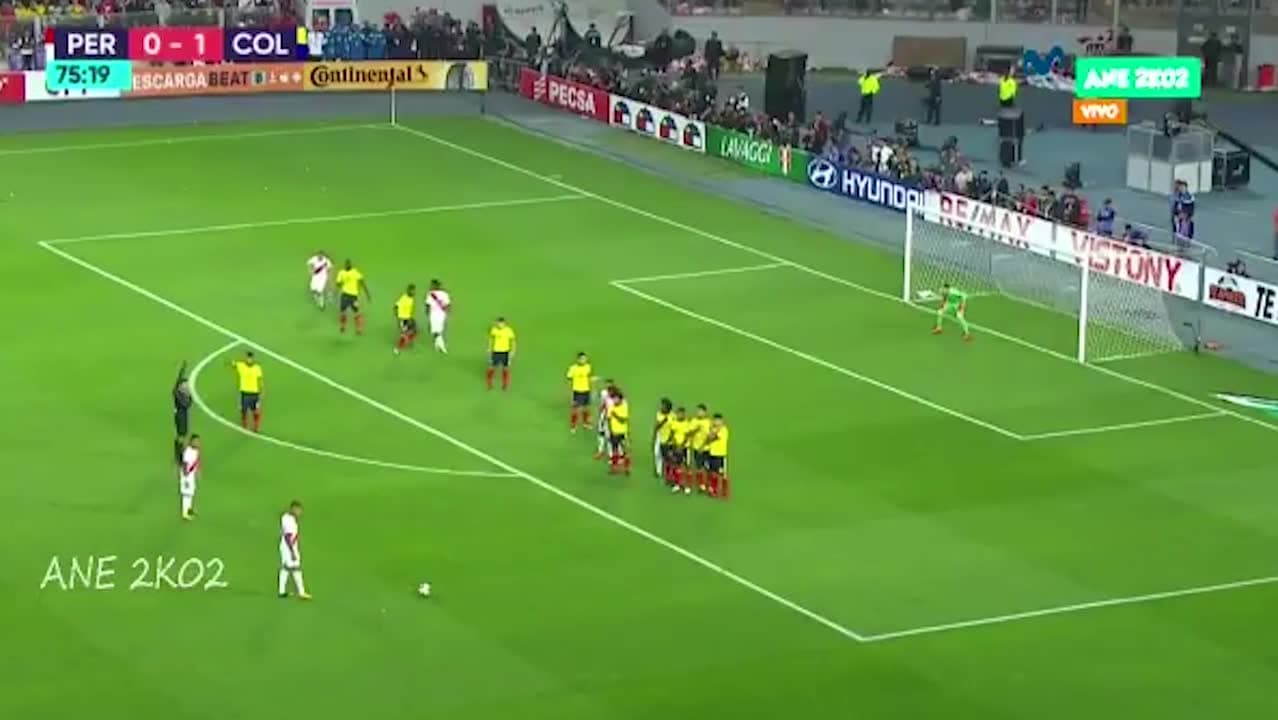 Målvaktens miss – försöker rädda bollen