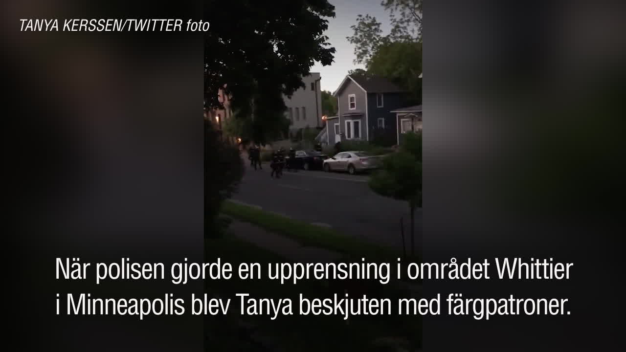Se videon från när polisen skjuter färgpatroner mot familjen