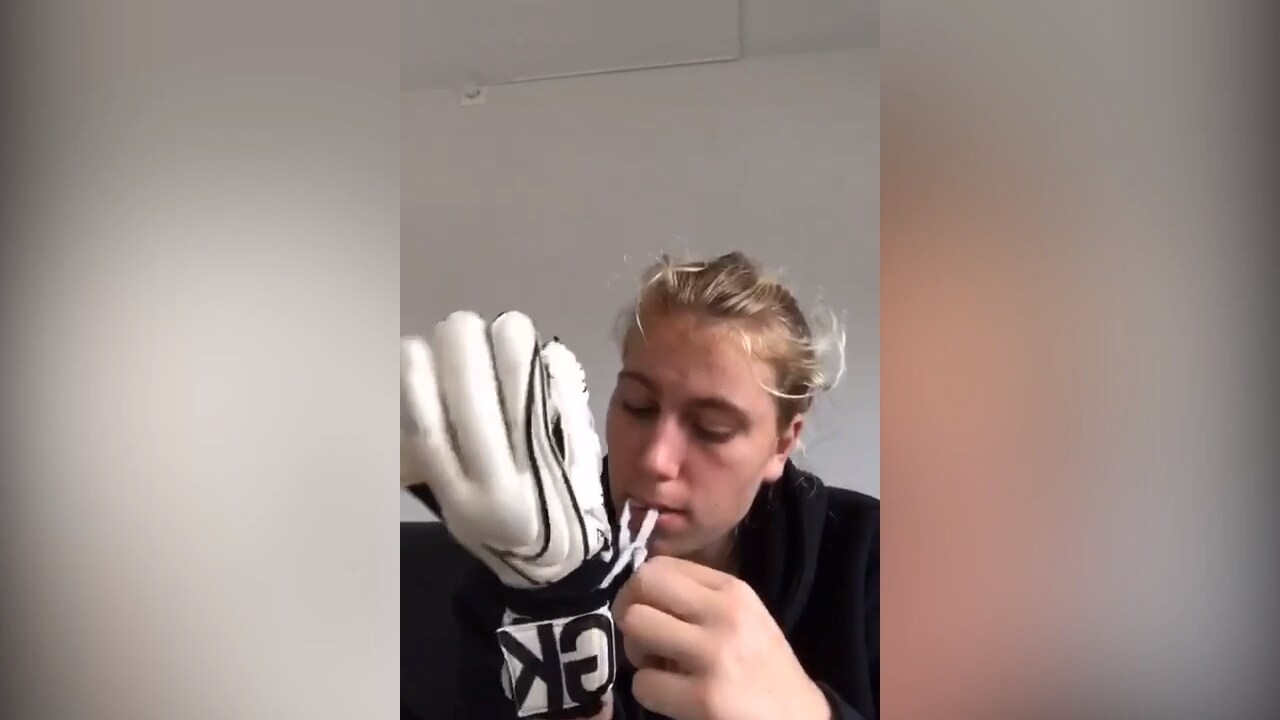 Se målvaktens specialhandske – för brutna fingret