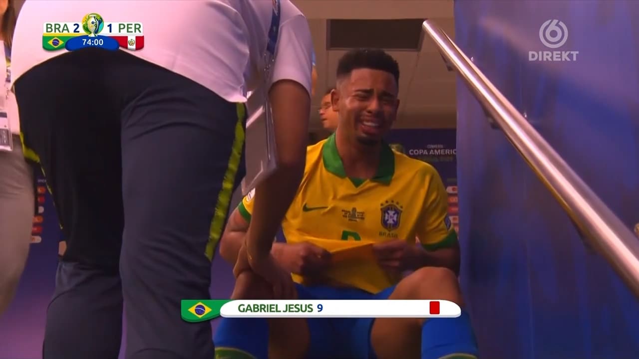 Får rött kort och bryter ihop fullständigt