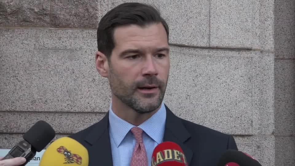 M drar sig ur gängsamtalen