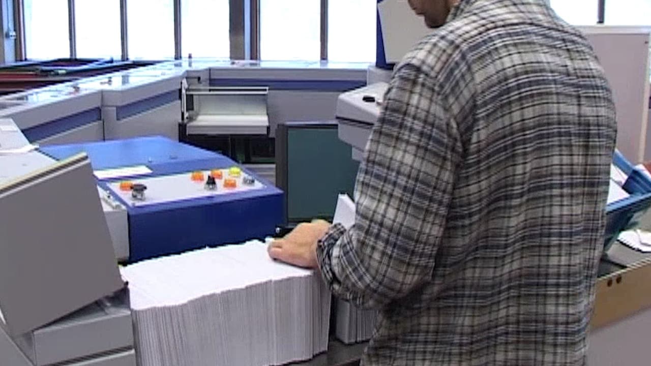 Öppnade brev och la ner papper - döms till böter