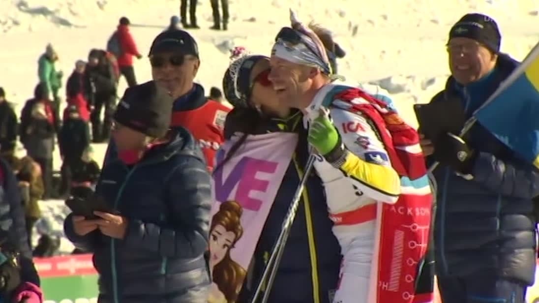 Här firas Jönsson en sista gång – Kläbo totala världscupsegrare