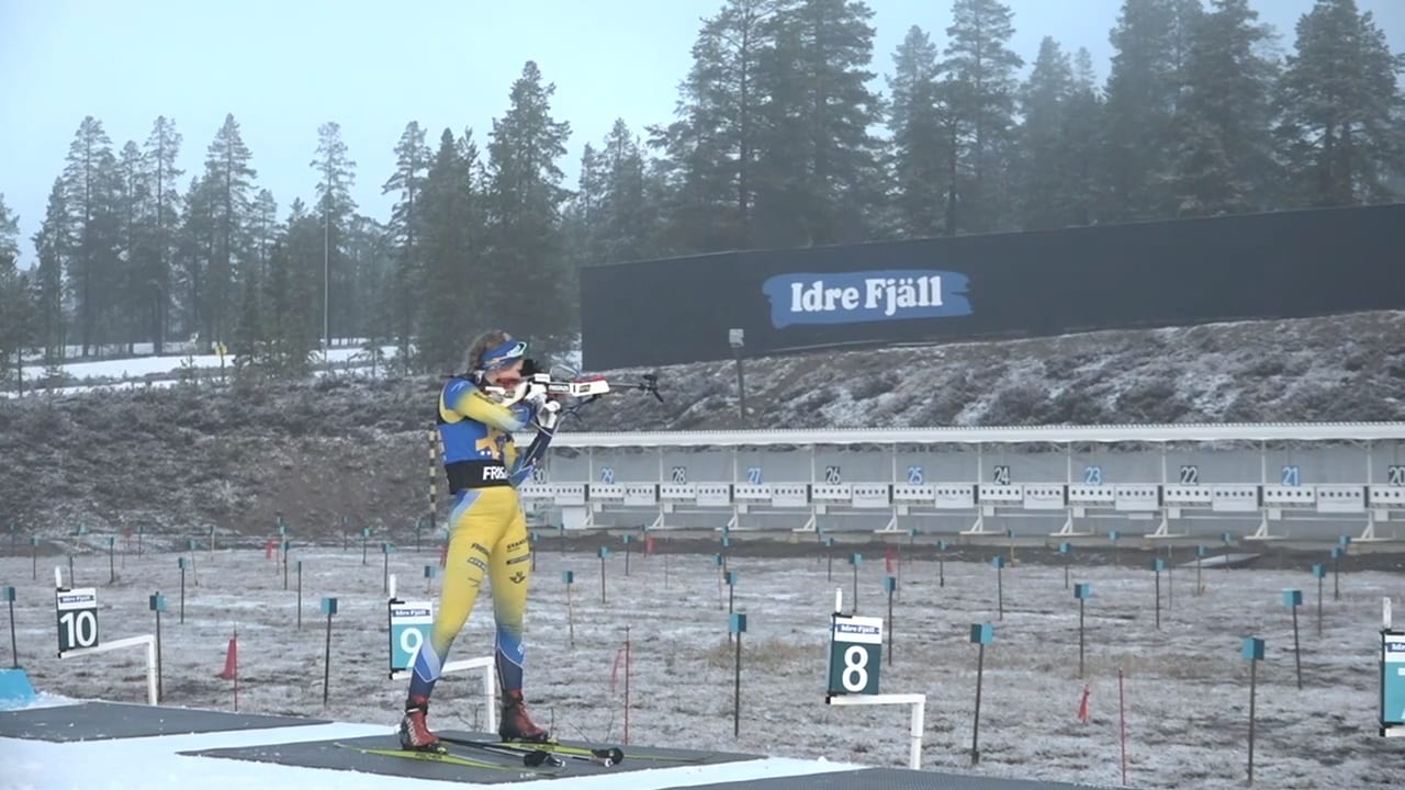 Här tränar Stina Nilsson inför skidskyttepremiären