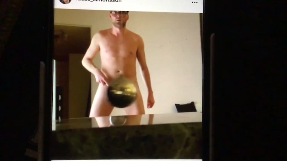 Här råkar Lucas Simonsson visa (nästan) allt