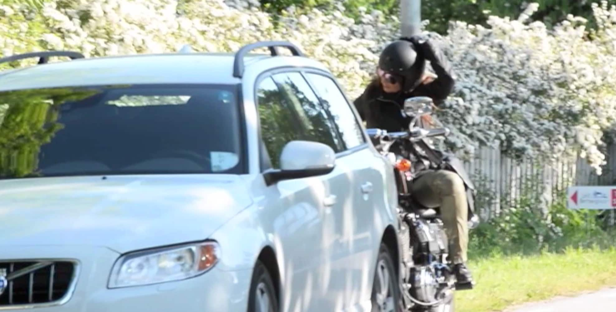 Carola kaxiga entré på motorcykel