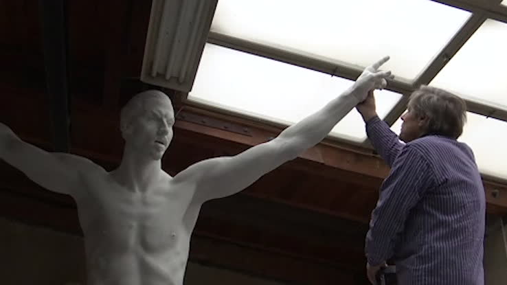 Mysteriet med Zlatan-statyn - ligger under en presenning