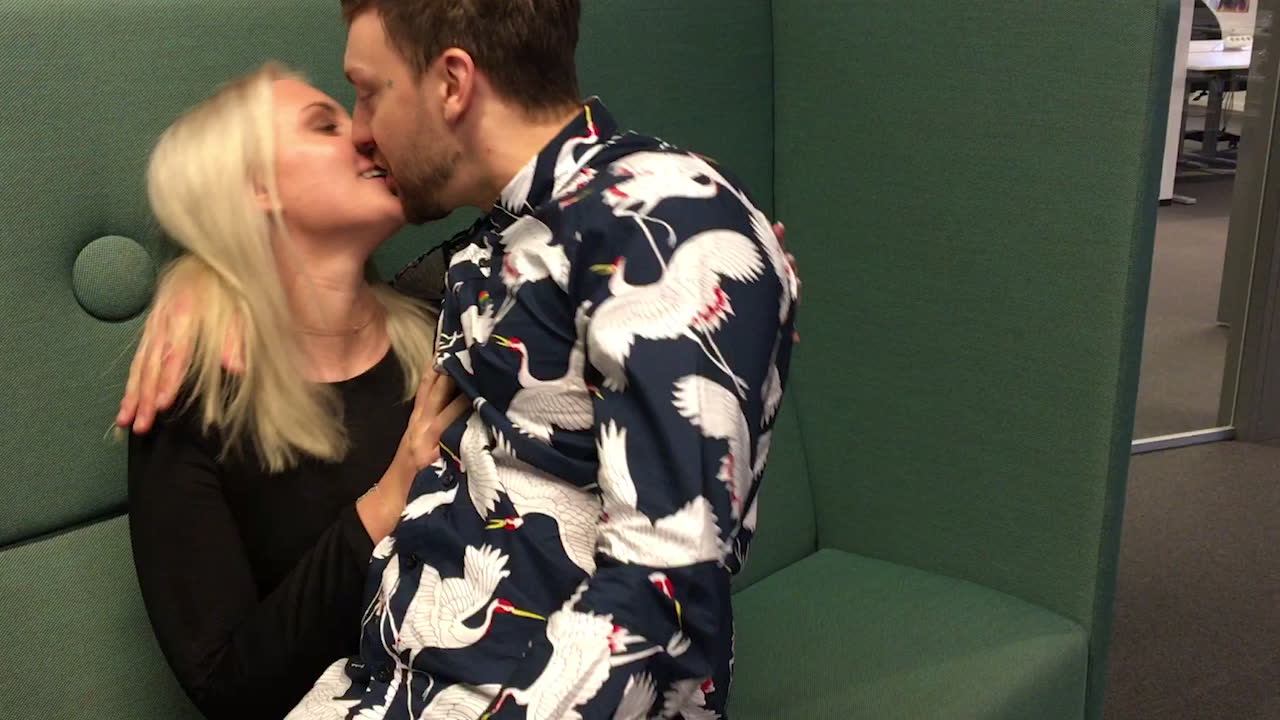 Här visar paret upp sin kärlek - se hälsningen här