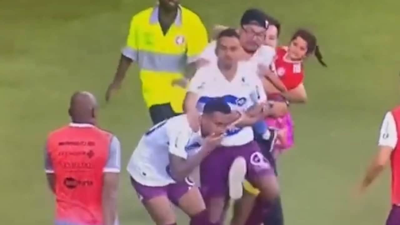 Här ger han ut pungspark – med dottern i famnen