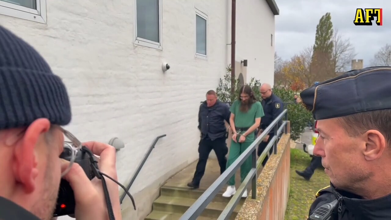 Här anländer Theodor Engström till rätten i Visby