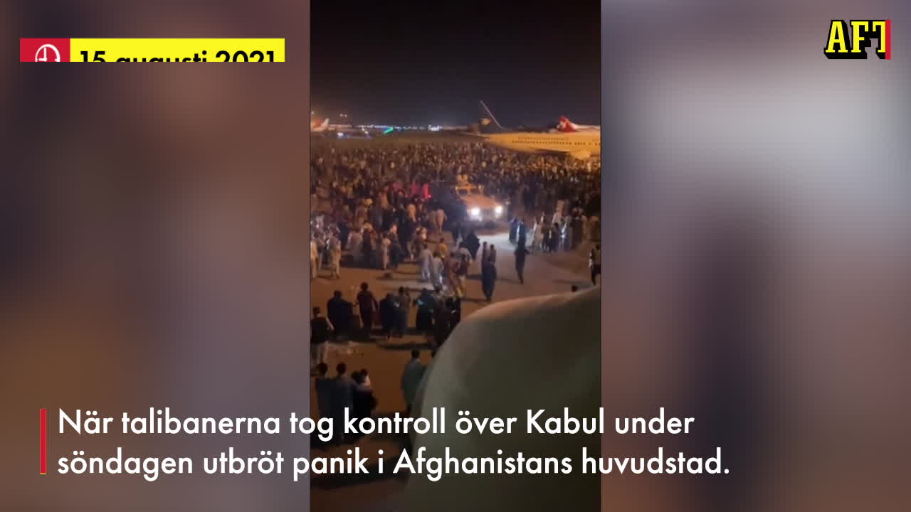 Här försöker man fly i panik  från Kabul