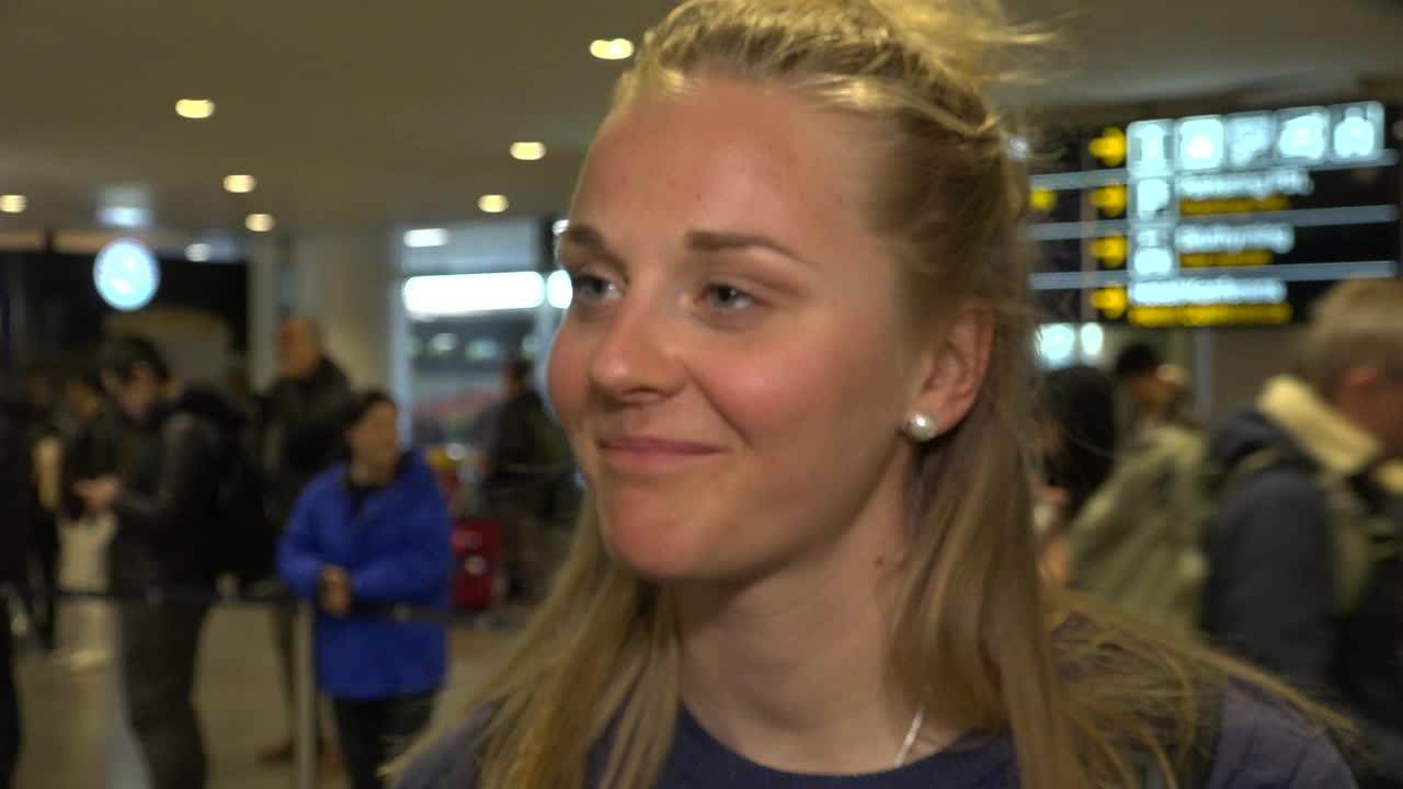 Här landar Stina Nilsson på Arlanda efter VM