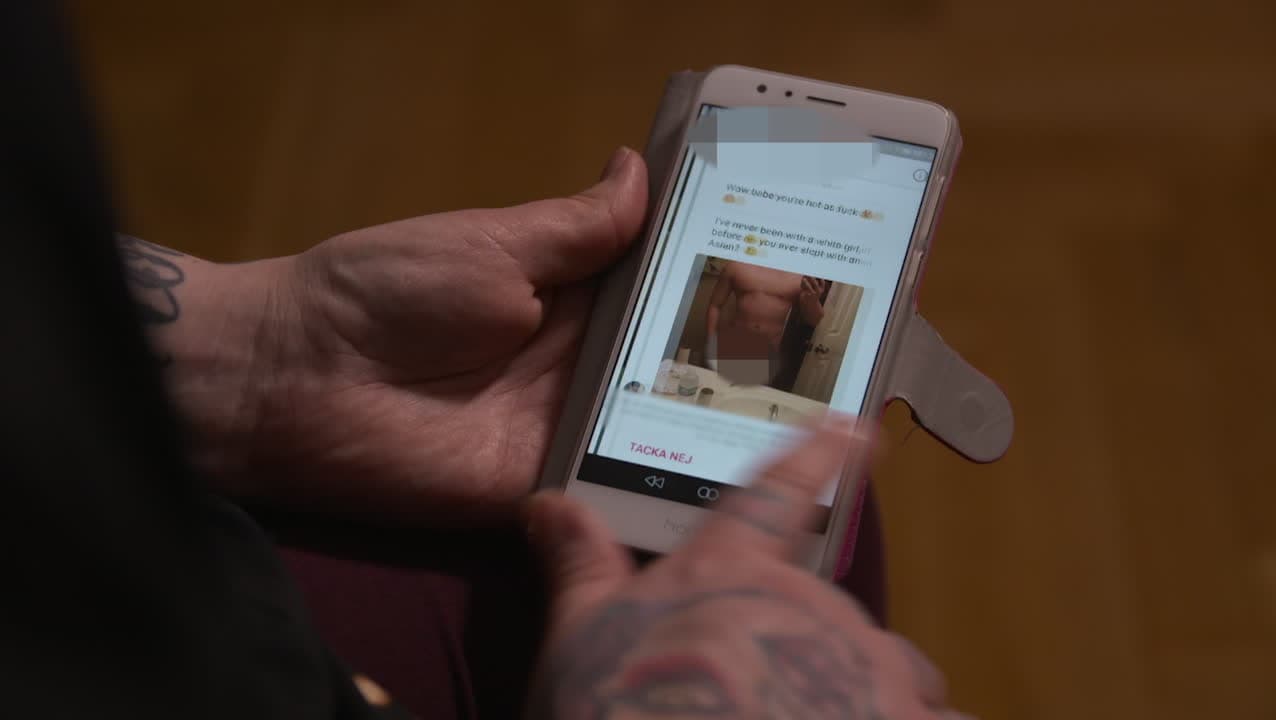 Här konfronteras en av männen som skickar "dick pics"