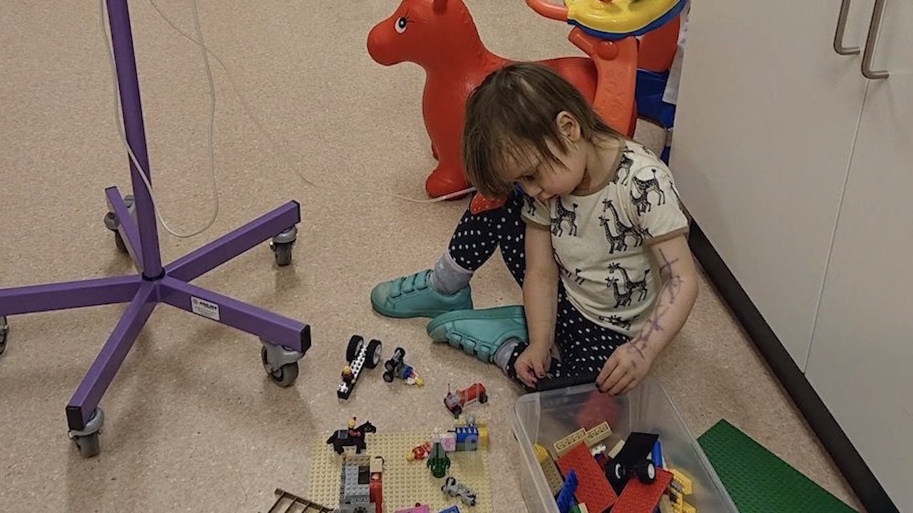 Mika, 4 dog av en ovanlig blodsjukdom: “Svåraste ögonblicket jag varit med om”