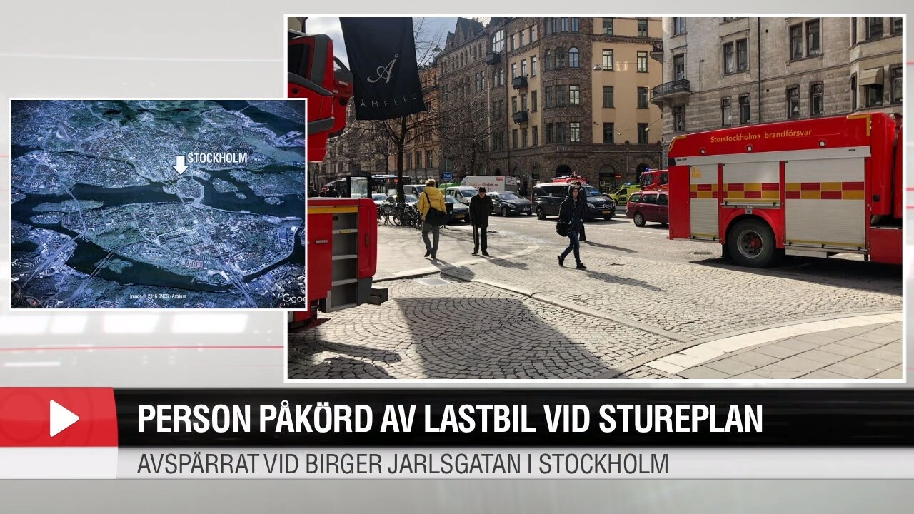 En person påkörd av lastbil vid Stureplan