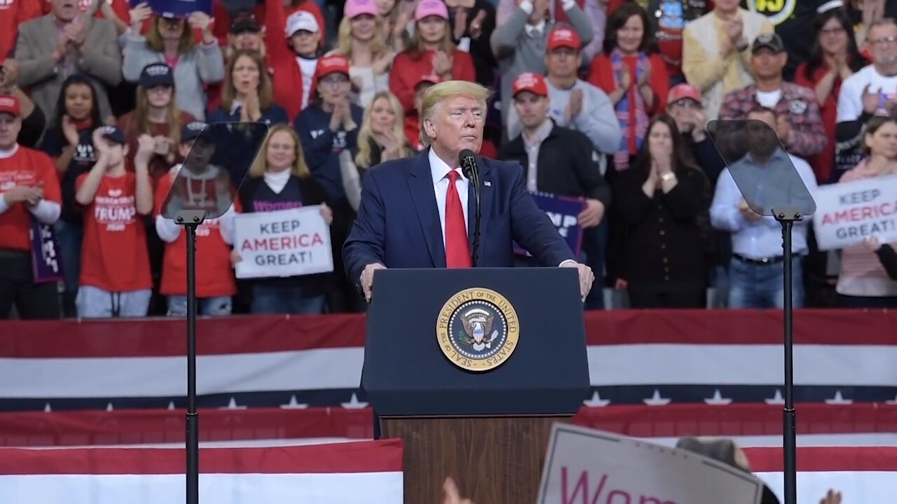 Trump på plats i Iowa – hånar och stör demokraternas presidentkandidater