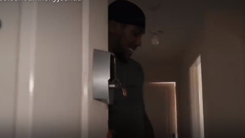 Oväntade bilderna när stjärnan öppnar dörrarna