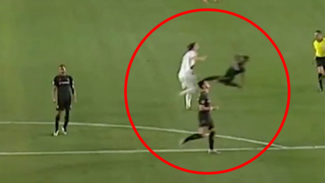 Zlatan märkliga målgest – knuffade bort motståndare