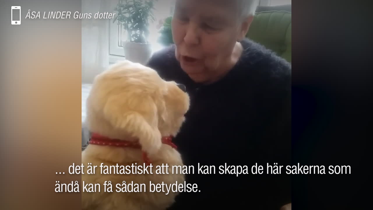 Här gosar Gun, 83, med robothunden på äldreboendet