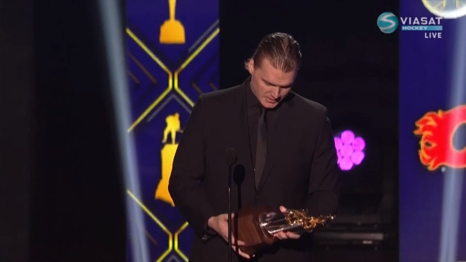 Här får Robin Lehner ta emot Masterton Trophy