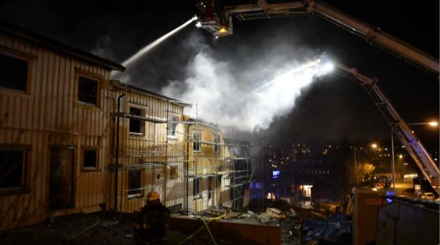 Kraftig brand i radhus i Segeltorp