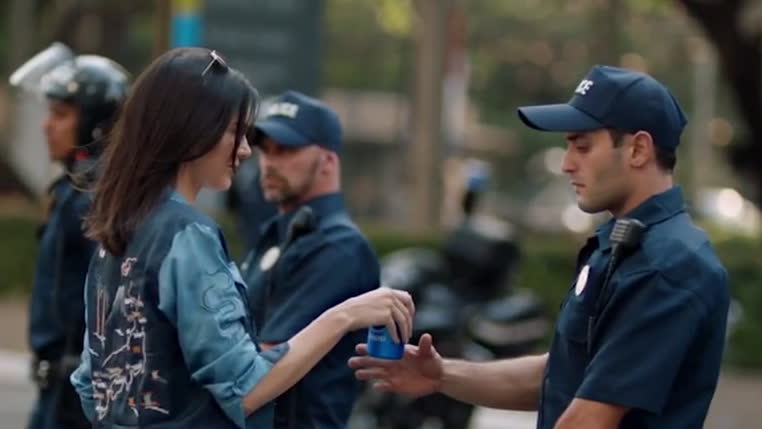 Kendall Jenners reklam väcker ilska