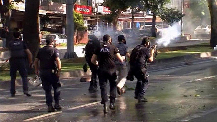 Tårgas mot turkiska demonstranter