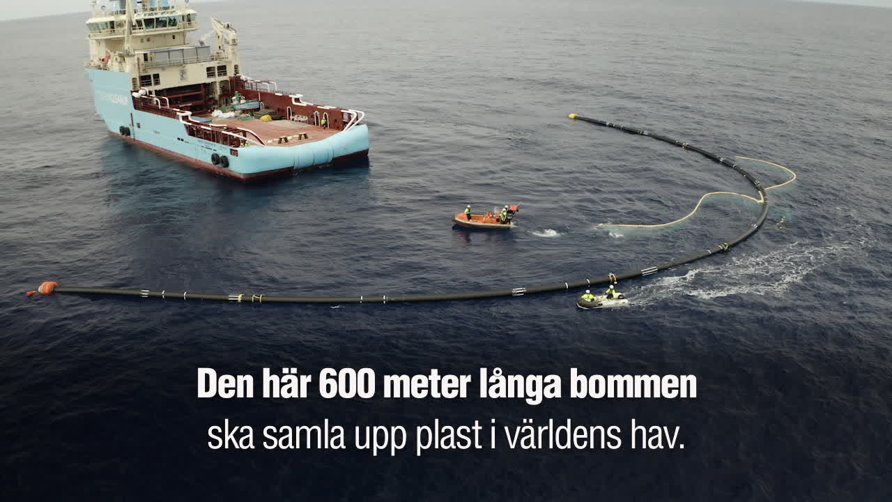 Här visar The Ocean Cleanup upp sin första plastfångst