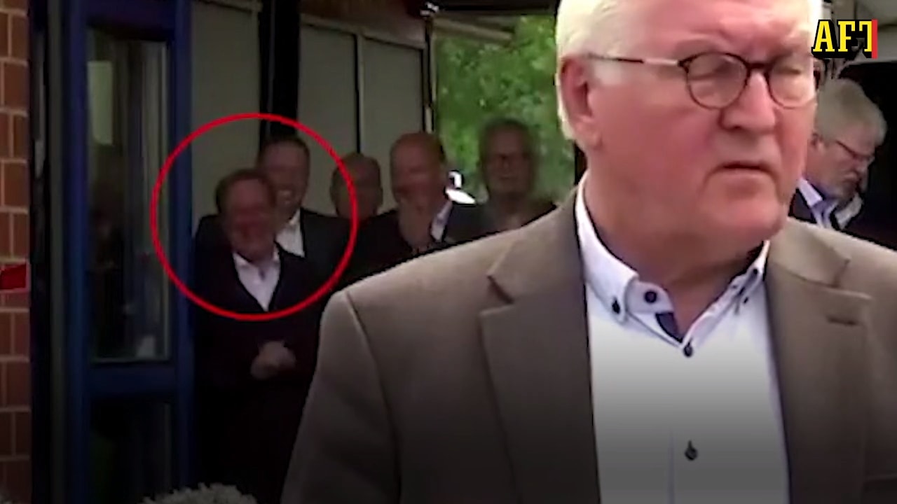 Kritikstorm mot tyska politikern – här skrattar han under presskonferensen