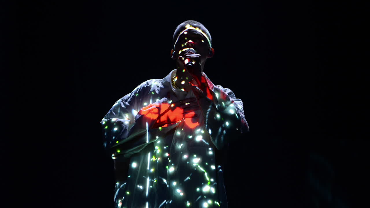 Felix Sandman om påkostade scenshowen: "Såklart med och betalar"