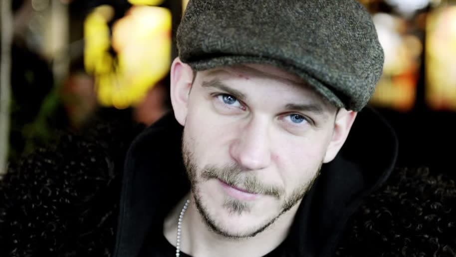 Gustaf Skarsgård om sin relation till Alex