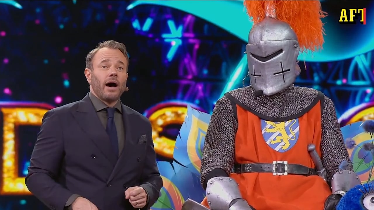 Chockade alla: Hen gömde sig i Riddarens mask i ”Masked singer”