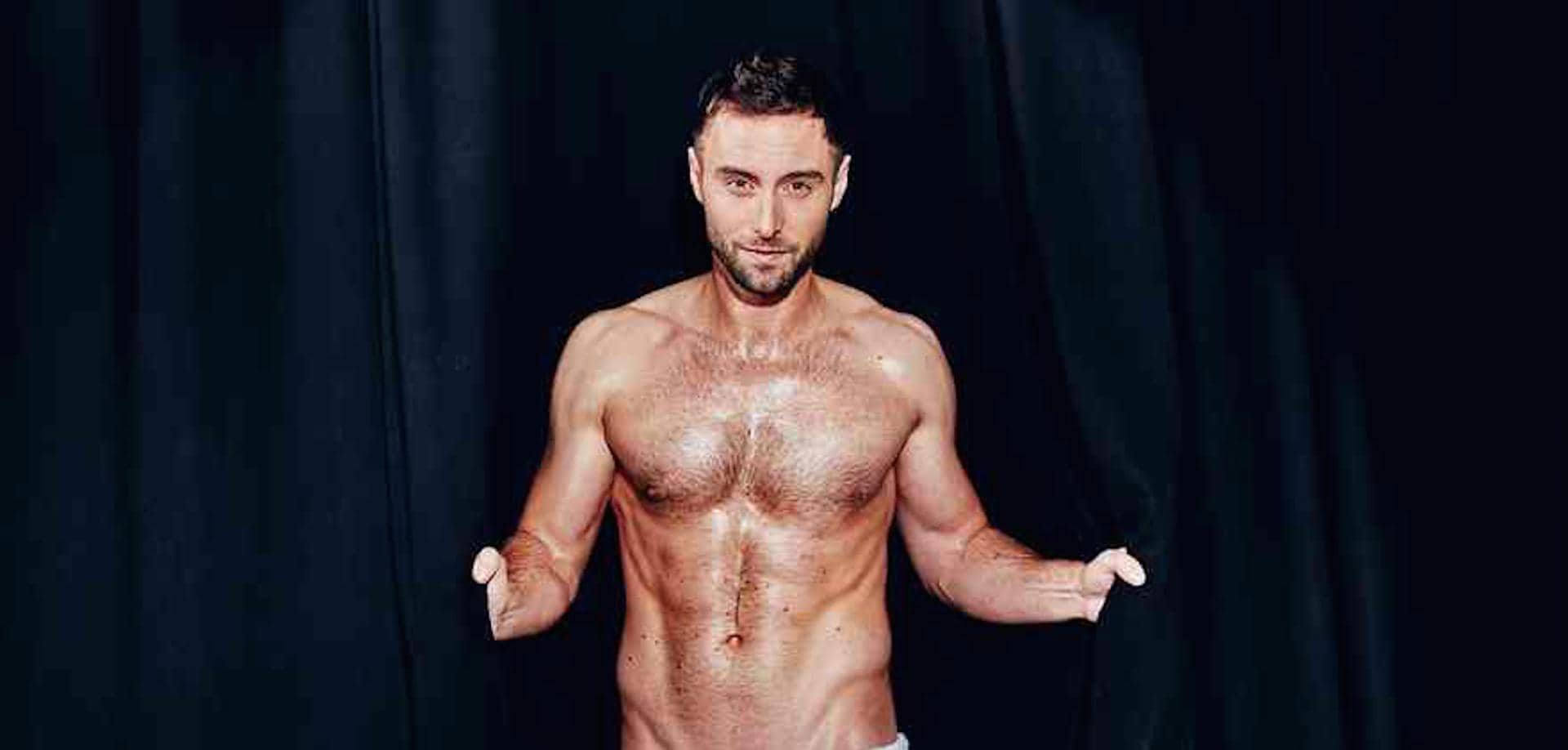 Här strippar Måns – för välgörenhet