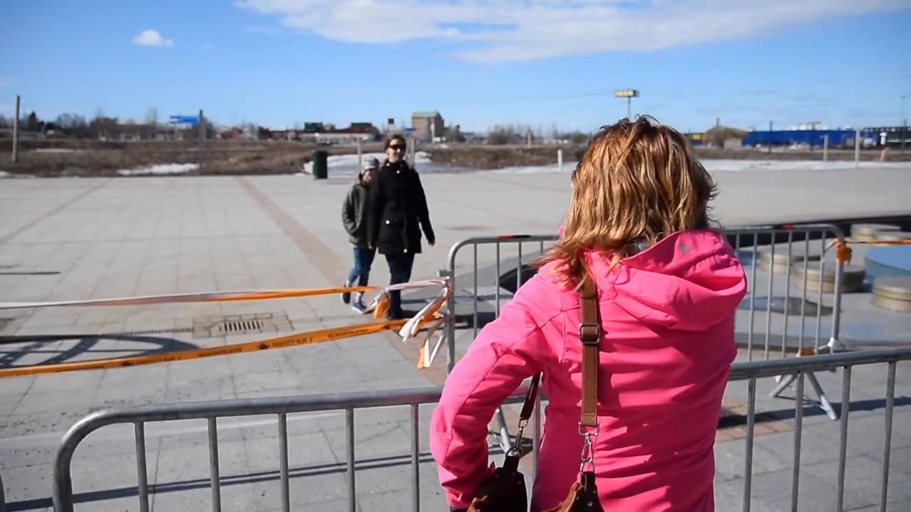 Här möts familjen över kravallstaketet