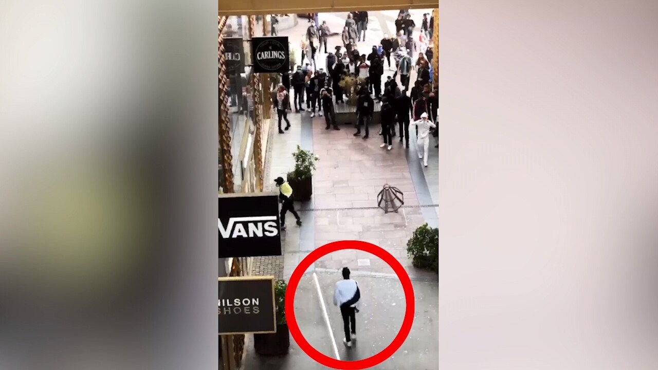 Här stoppas vandalen av mannen i vitt