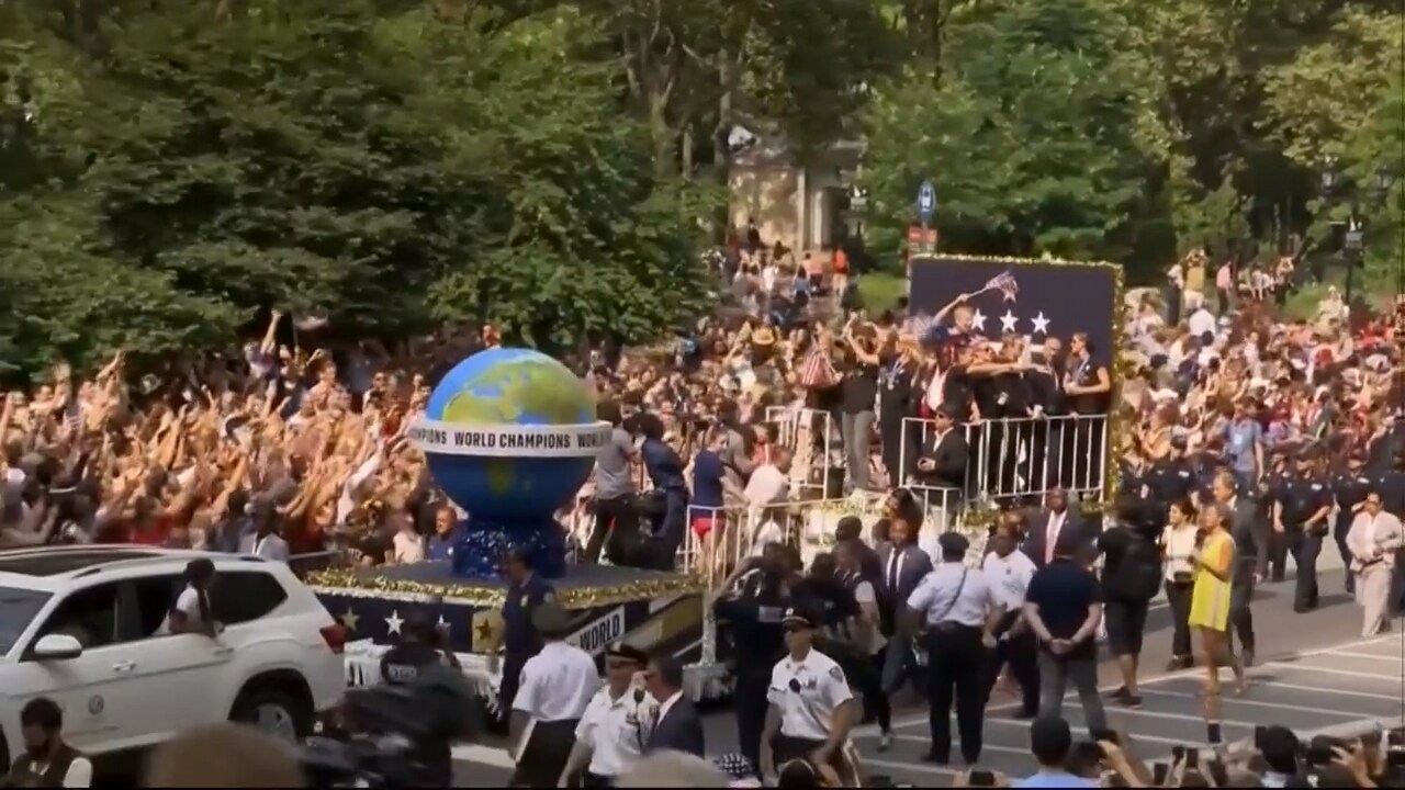 Håller upp protestskylt mitt i firandet