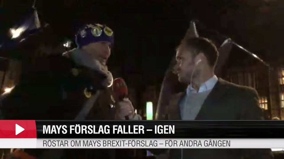 Karnevalstämning utanför parlamentet: ”Behöver stanna i EU”