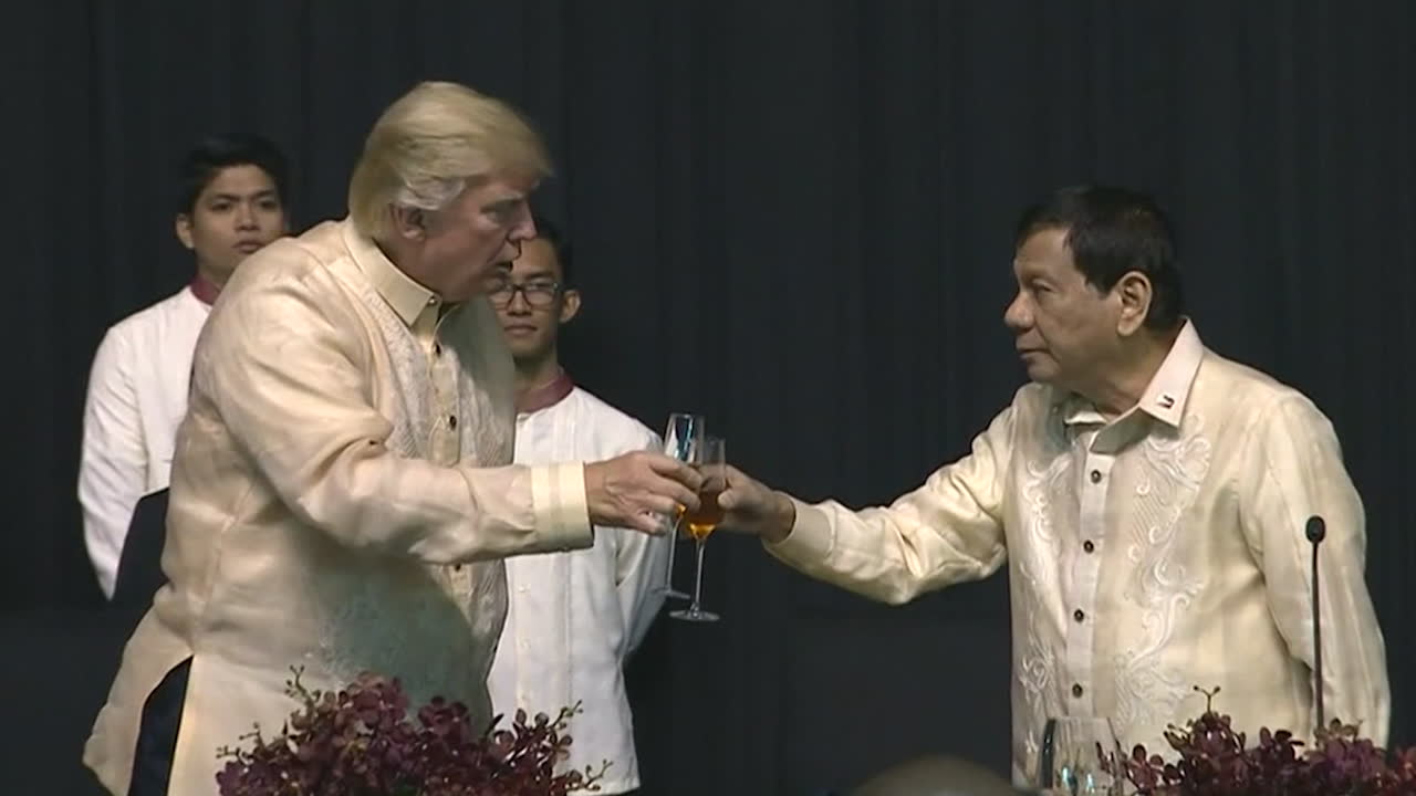 Trump träffar kontroversielle presidenten i Manila