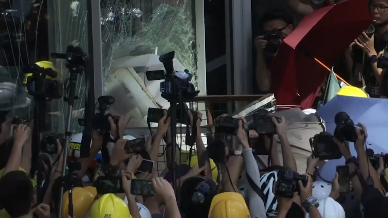Här stormar demonstranter parlamentet i Hongkong