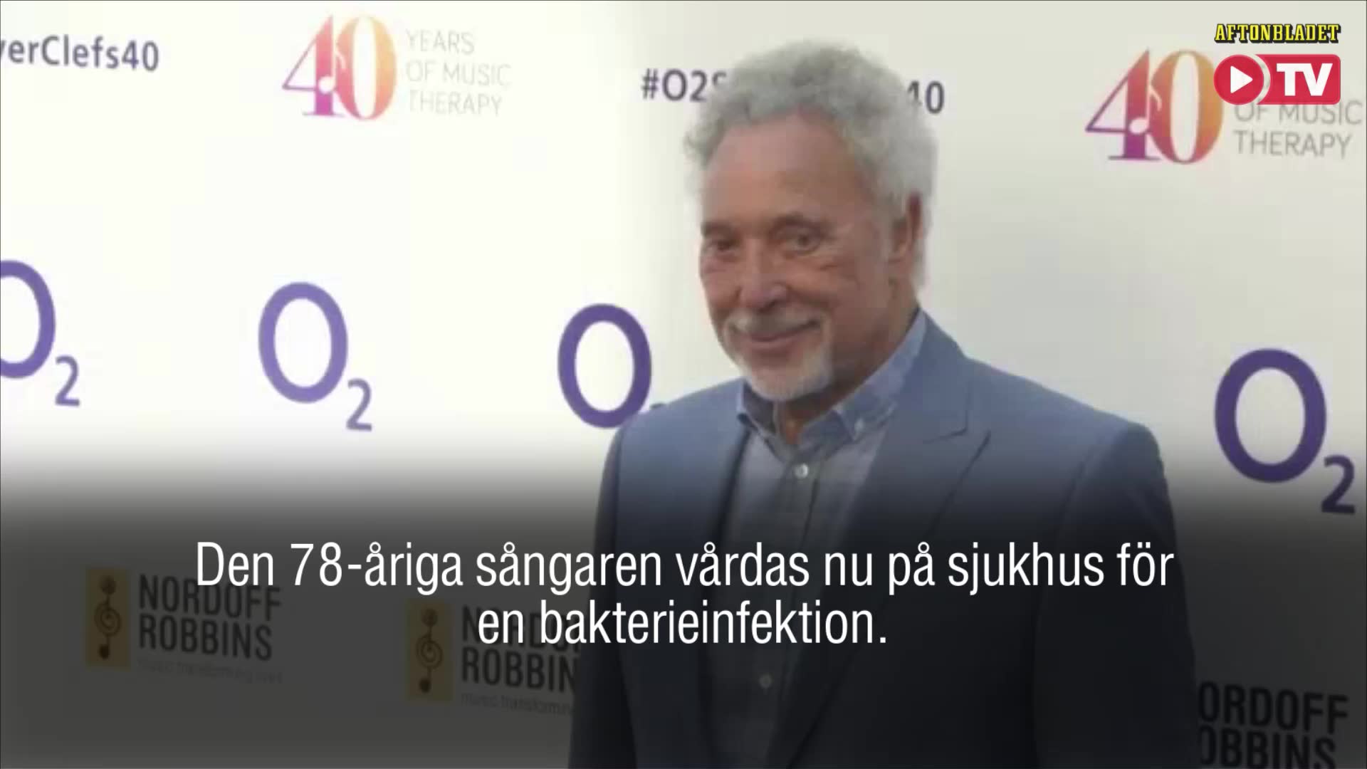 Tom Jones förd till sjukhus – ställer in