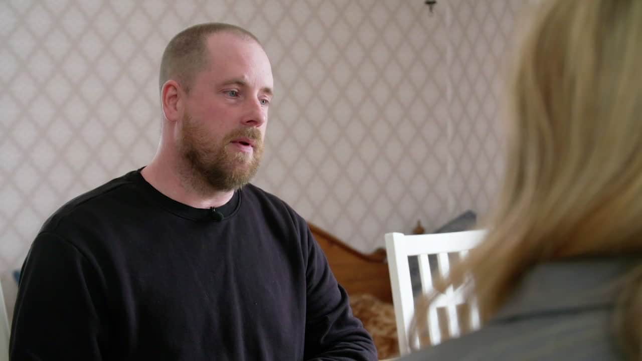 Lyxfällan - Trebarnspappan Johan har en skuld på över en miljon kronor