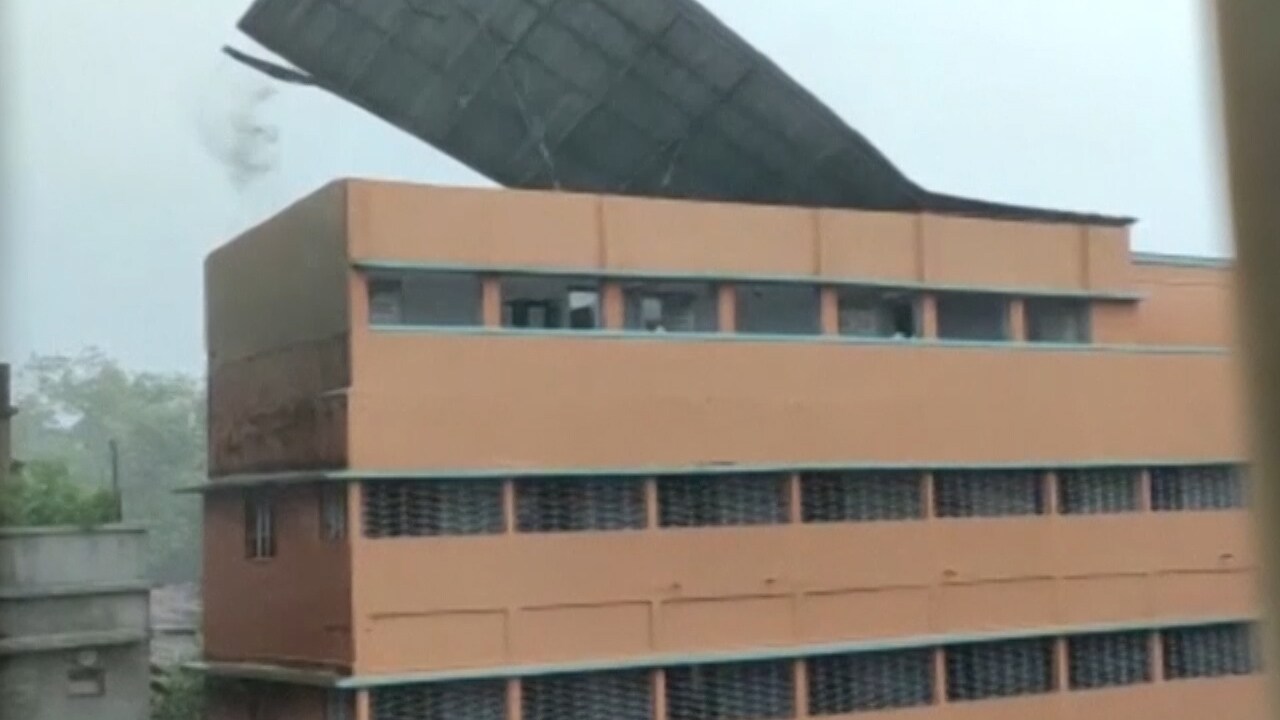 Dramatiska bilder från supercyklonen Amphans framfart