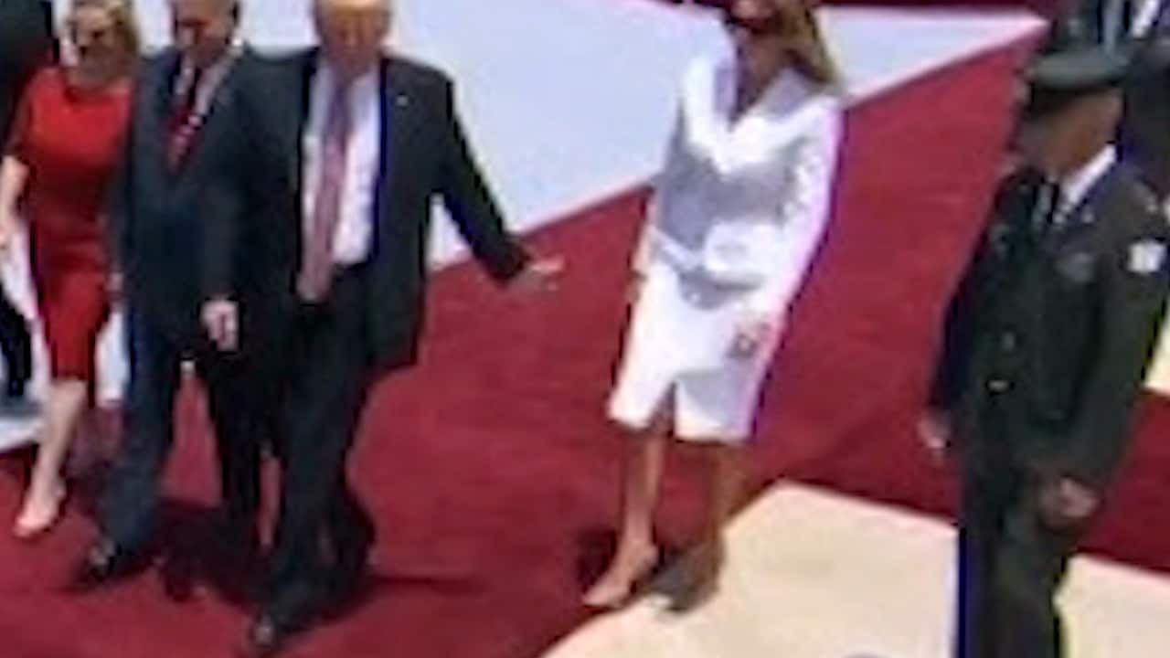 Här slår Melania Trump bort sin makes hand