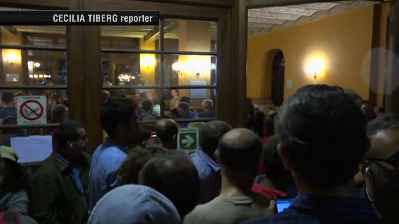 Poliser rycker ut till vallokaler i Katalonien